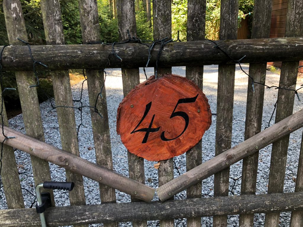 hausnummer, hausnummer 45, hausnummer tiny house im wald