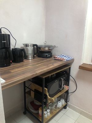 Küche Ausstattung: Kaffeemaschine, Wasserkocher, 2 mobile Herdplatten, 1 Wok, 1 Kochtopf, Mikrowelle, 2 Schneidbretter