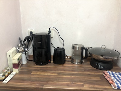 Kaffeemaschine und Wasserkocher.