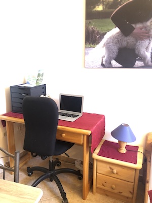 Arbeitsplatz mit Schreibtisch und Schreibtischstuhl