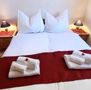 Französisches Doppelbett mit weißer Bettwäsche