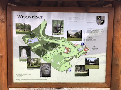 Wegweiser im schlosspark ebersdorf