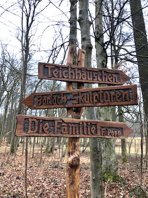 Wegweiser im schlosspark ebersdorf