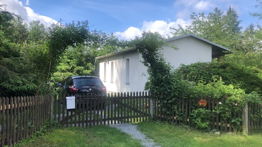 gebaude, aussenansicht, ferienhaus, parkplatz, garten, rosenbogen