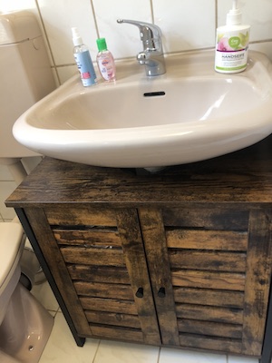 badezimmer-unterschrank, handseife, desinfektions-seife