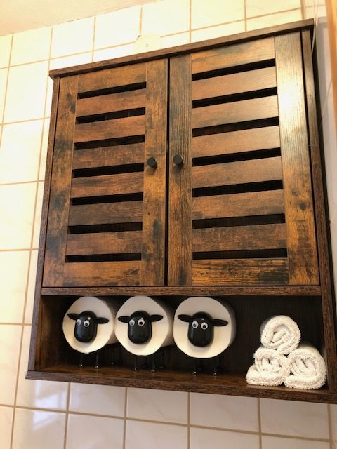 badezimmer, ausstattung, haengeschrank, toilettenpapierhalter, schafe, handtuecher gesicht