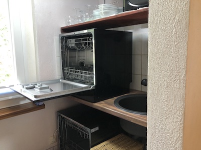 ausstattung, zwei geschirrspuelmaschinen, geschirrspuelmaschine, spuelmaschine, tiny house im wald, ferienhaus