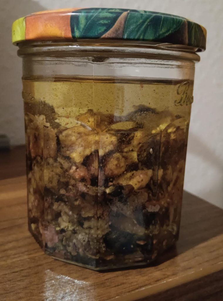 Tiny House, Urlaub mit Hund, Ferienhaus, Tanna, Thüringer Vogtland, Erholung, Wanderungen, fichtenharz, pechsalbe, salbe flugsalbe, salbe selber herstellen, Thüringer Schiefergebirge, Hunde entspannt, Natururlaub, Entspannung pur, Hunde-Paradies, Ausflugsziele Thüringen, Stammgäste, Naturerlebnis, Urlaub buchen, Urlaubsfotos