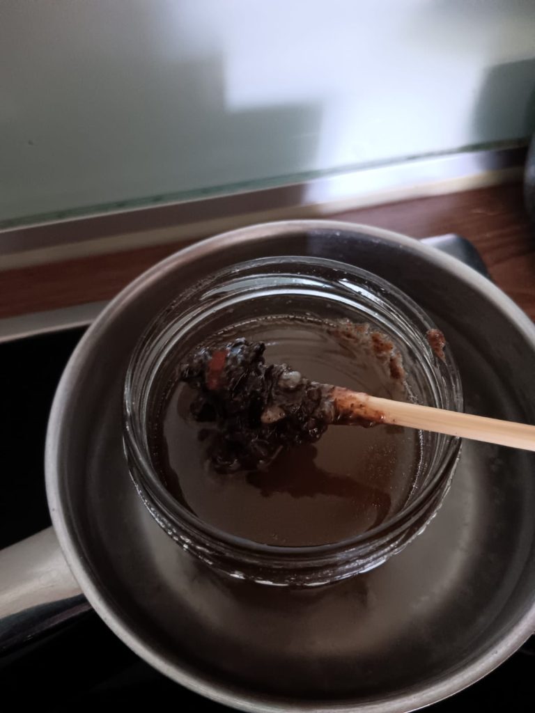 Tiny House, Urlaub mit Hund, Ferienhaus, Tanna, Thüringer Vogtland, Erholung, Wanderungen, fichtenharz, pechsalbe, salbe flugsalbe, salbe selber herstellen, Thüringer Schiefergebirge, Hunde entspannt, Natururlaub, Entspannung pur, Hunde-Paradies, Ausflugsziele Thüringen, Stammgäste, Naturerlebnis, Urlaub buchen, Urlaubsfotos