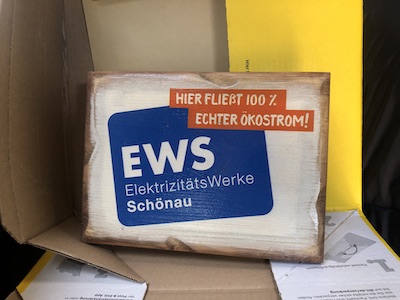 Ökostrom, Zertifikat, lieferung holzaufsteller, Tiny House im Wald, Nachhaltigkeit, Erneuerbare Energien, Klimaschutz, Umweltfreundlich, Ökostromtarif, EWS Schönau, ok-power-plus, TÜV NORD, Energiegenossenschaft, Bürgerenergie, Urlaub, Ferienhaus, Tanna, Thüringer Vogtland, Grüner Strom, Sonnencent, Waldurlaub