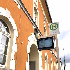 FAQ, gut zu wissen, vorschaubild, gut zu wissen, faq, anreise, bushaltestelle, tanna markt, zu fuss zum ferienhaus, anreise mit bus und bahn, anreise mit öffentlichen verkehrsmitteln, vorschaubild anreise tiny house im wald