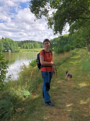 anreise, tiny house im wald, fussweg, zu fuss zum ferienhaus, bushaltestelle zum ferienhaus, anreise mit bus und bahn, oeffentliche verkehrsmittel, umweltfreundliche anreise, umweltfreundlicher urlaub, am unteren leitenteich entlang gehen