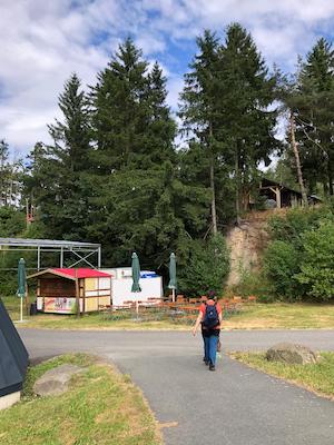 beim imbiss rechts abbiegen, anreise, tiny house im wald, fussweg, zu fuss zum ferienhaus, bushaltestelle zum ferienhaus, anreise mit bus und bahn, oeffentliche verkehrsmittel, umweltfreundliche anreise, umweltfreundlicher urlaub,