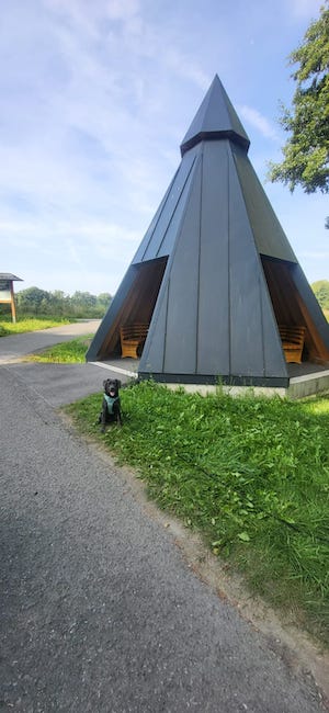 Kurzurlaub, Kurzurlaub mit Hund, Tiny House, im Wald, Hundeurlaub, Urlaub mit Hund, hundefreundlich, Labradorhündin, eingezäunter Garten, Ferienhaus, Unterkunft, Haustiere willkommen, Auszeit mit Hund, Urlaub im Wald, Wald, Teiche
