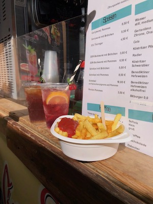 Badesee, Sandstrand, Imbiss am See, Thüringer, Tiny House Tanna, Tiny House Thüringen, pommes, ddr-bockwurst, softeis, softdrinks, cocktails, kaffee, schnitzel