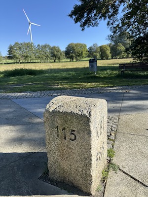 Drei-Freistaaten-Stein, hier treffen sich Thüringen (Saale-Orla-Kreis), Sachsen (Vogtlandkreis) und Bayern (Landkreis Hof)