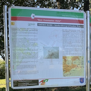 Infotafel am Drei-Freistaaten-Stein zu Grünes-Band Projekt