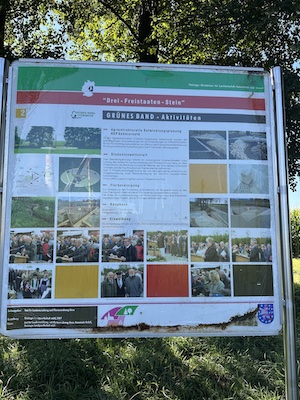 Info-Tafel am Drei-Freistaaten-Stein zu Grünes-Band-Aktivitäten