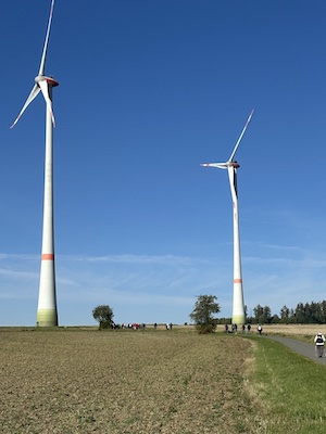 Windräder neben dem asphaltierten weg vom drei-freistaaten-stein zum deutsch-deutschen Museum