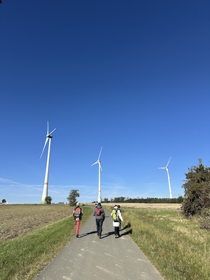 Windräder neben dem asphaltierten weg vom drei-freistaaten-stein zum deutsch-deutschen Museum