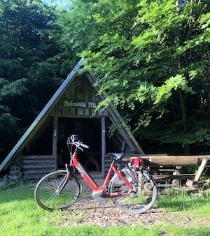 Pedelec vor der Rosenbühl Hütte