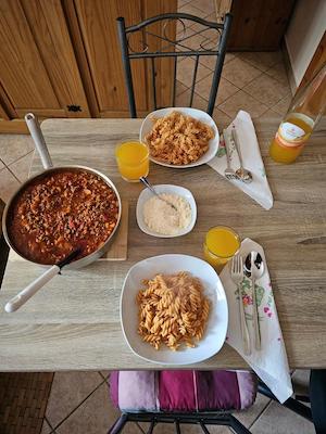 ausstattung, esstisch, stühle, sitzkissen, mittagessen, geschirr, gläser, besteck