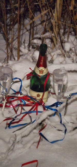 sektflasche, sektgläser, schnee, silvester, urlaub