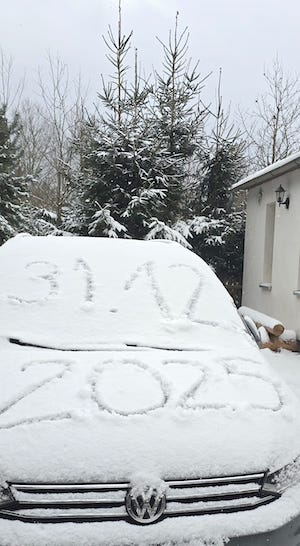 silvester, schnee, tiny house im wald