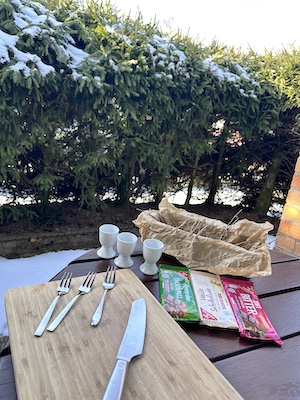 #gutenappetit #survivalfood #tinyhouseinspiration #tanna #thüringen #auszeit #urlaubmithund #haselkätzchen #naturgenuss #nachhaltigleben #schokoüberzug #schokoglasur #rezept #haselnussschokolade #vollmilchschokolade #edelbitterschokolade