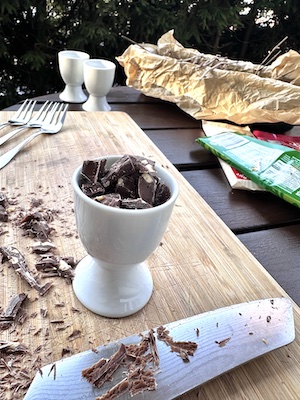 #gutenappetit #survivalfood #tinyhouseinspiration #tanna #thüringen #auszeit #urlaubmithund #haselkätzchen #naturgenuss #nachhaltigleben #schokoüberzug #schokoglasur #rezept #haselnussschokolade #vollmilchschokolade