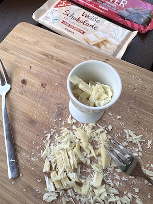 #gutenappetit #survivalfood #tinyhouseinspiration #tanna #thüringen #auszeit #urlaubmithund #haselkätzchen #naturgenuss #nachhaltigleben #schokoüberzug #schokoglasur #rezept #weisseschokolade