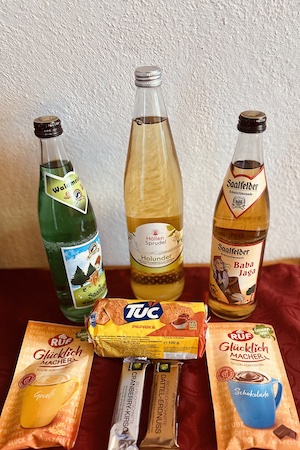 Tiny House, Tiny House im Wald, Feriengäste, Willkommensgruß, Ausflugsziele, regionale Spezialitäten, gralsburger, saalfelder, limonade, brause, saalfelder feengrotten, baba jaga, kräuterlimonade, waldmeister, snacks, holunder, höllensprudel