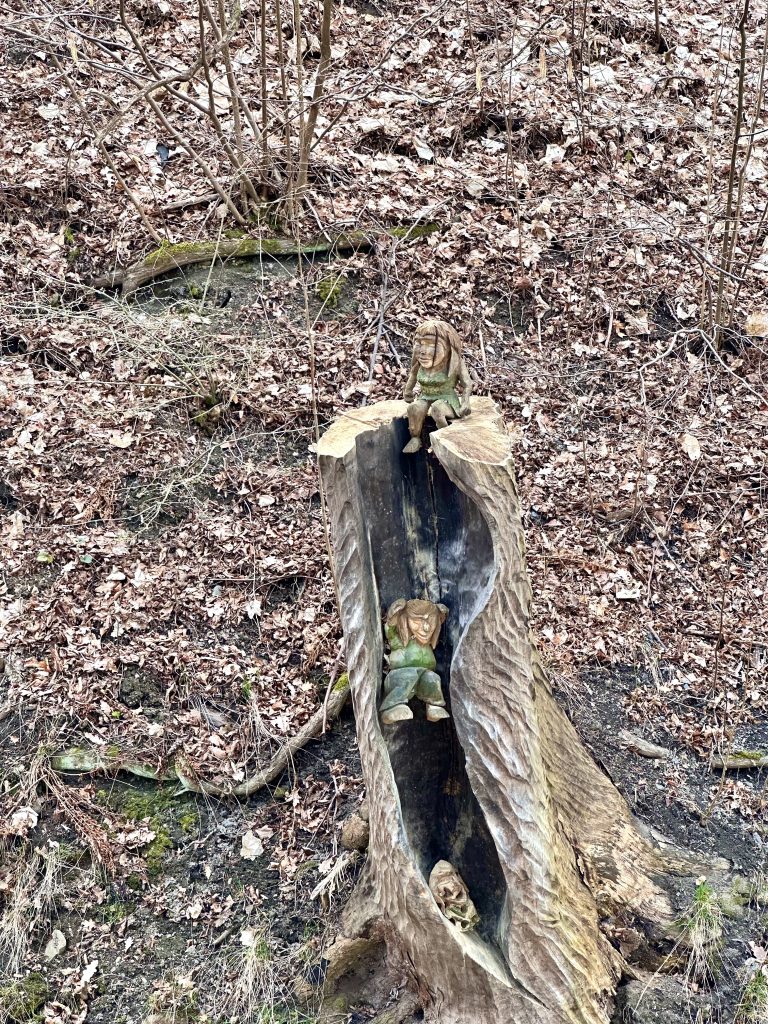 erlebniswelt saalfelder feengrotten, baum mit figuren, ausflugstipp
