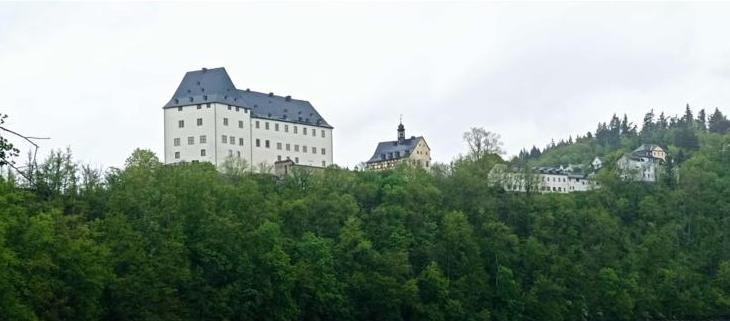 Wandern mit Hund am Schloss Burgk Saale-Orla-Kreis Thüringen, blick auf schloss burgk