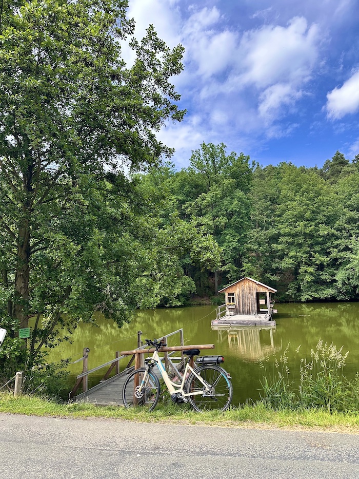 elektrofahrrad-mieten-zeulenrodaer-meer, floss zum haus auf dem see, elektrofahrrad ausflug, stelzendorf
