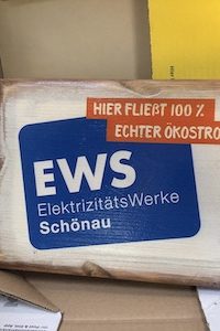 Ökostrom, Zertifikat, lieferung holzaufsteller, Tiny House im Wald, Nachhaltigkeit, Erneuerbare Energien, Klimaschutz, Umweltfreundlich, Ökostromtarif, EWS Schönau, ok-power-plus, TÜV NORD, Energiegenossenschaft, Bürgerenergie, Urlaub, Ferienhaus, Tanna, Thüringer Vogtland, Grüner Strom, Sonnencent, Waldurlaub