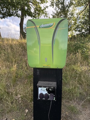 elektrofahrrad und elektroauto ladestation bei denns biomarkt in töpen