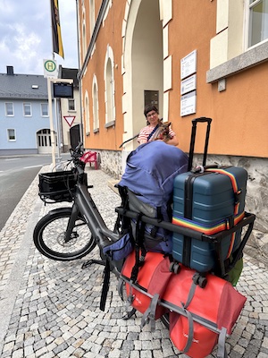 Koffer-Transport-Service an der Bushaltestelle Tanna Markt