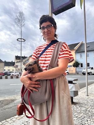 Warten auf den Bus mit Hund am Markt in Tanna